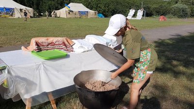 Польова кухня. Вихователь готує кашу для учасників табору "Подільська Січ". Польова кухня. Вихователь готує кашу для учасників табору "Подільська Січ".