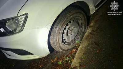 П'яний водій вїхав в металевий паркан, тікаючи від патрульних, у Чернігові