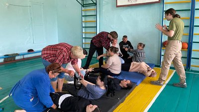 Учасники тренінгу накладаю турнікети Учасники тренінгу накладаю турнікети
