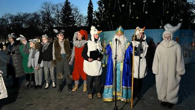 В Ужгороді засвітили міську ялинку