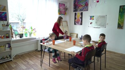 Херсонка відкрила школу малювання, яку відвідують діти від 3-4 років Херсонка відкрила школу малювання, яку відвідують діти від 3-4 років