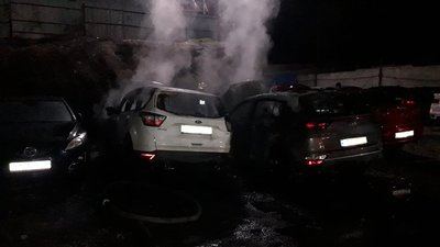 На Дніпропетровщині, на тимчасовій стоянці, згоріли чотири легкових авто (ФОТО) На Дніпропетровщині, на тимчасовій стоянці, згоріли чотири легкових авто (ФОТО)