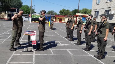 В масках та з дотриманням вимог карантину: як херсонські гвардійці складали військову присягу В масках та з дотриманням вимог карантину: як херсонські гвардійці складали військову присягу