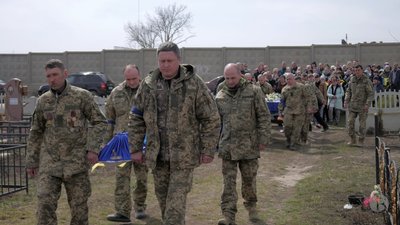 В селі Одеської області поховали загиблого на сході країни військовослужбовця