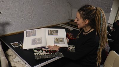 Сюзанна показує каталог зі старовинними фотографіями кептарів з різних регіонів України Сюзанна показує каталог зі старовинними фотографіями кептарів з різних регіонів України