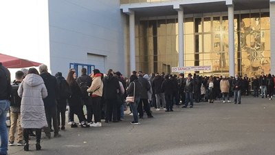У Києві в останній день перед локдауном виникли черги у пунктах вакцинації У Києві в останній день перед локдауном виникли черги у пунктах вакцинації