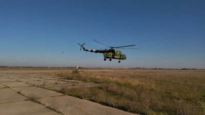 Десантування з повітряного судна Мі-8: у Миколаєві морпіхи стрибали з парашутом Десантування з повітряного судна Мі-8: у Миколаєві морпіхи стрибали з парашутом