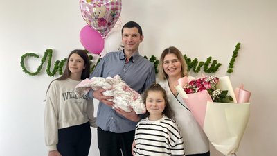 Мама, тато та сестри з Єлизаветою на виписці з лікарні Мама, тато та сестри з Єлизаветою на виписці з лікарні