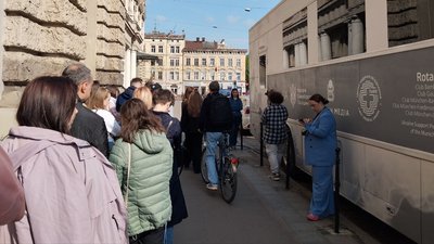 Черги перед мобільним пунктом здачі крові у Львові Черги перед мобільним пунктом здачі крові у Львові