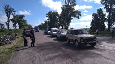 Жителі Пустовійтівки на Сумщині перекрили рух трасою "Суми-Київ" Жителі Пустовійтівки на Сумщині перекрили рух трасою "Суми-Київ"