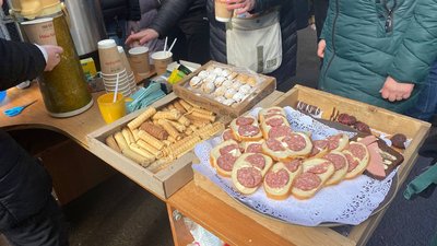 Кілька тисяч рівнян плетуть сітки для фронту Кілька тисяч рівнян плетуть сітки для фронту