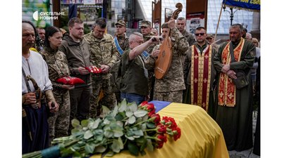 У Києві попрощалися з загиблим на війні командиром батальйону "Карпатська Січ" Олегом Куцином У Києві попрощалися з загиблим на війні командиром батальйону "Карпатська Січ" Олегом Куцином