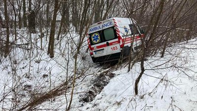На Волині через погодні умови "швидка" злетіла в кювет. Авто витягали рятувальники На Волині через погодні умови "швидка" злетіла в кювет. Авто витягали рятувальники