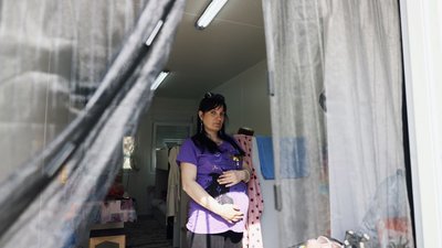 Втікала з чотирма дітьми. Історія вагітної переселенки, яка живе у львівському модульному містечку