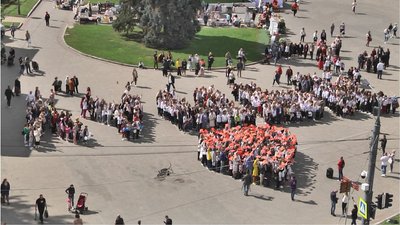 У центрі Луцька під час громадської акції виклали фігуру серця У центрі Луцька під час громадської акції виклали фігуру серця