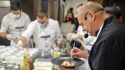 "А на десерт — буряк та вареники з чорносливом". Досліджуємо галицьку кухню з кулінаром Тарасом Пожаром "А на десерт — буряк та вареники з чорносливом". Досліджуємо галицьку кухню з кулінаром Тарасом Пожаром