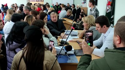 Зібралися близько 200 прилучан, а кворуму нема: чому знову не відбулася сесія Прилуцької міськради Зібралися близько 200 прилучан, а кворуму нема: чому знову не відбулася сесія Прилуцької міськради