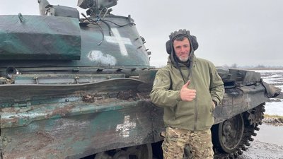 "Буде бити ворога" – затрофеїний російський танк Т-62 обороняє прикордоння Сумщини "Буде бити ворога" – затрофеїний російський танк Т-62 обороняє прикордоння Сумщини