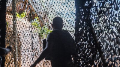 Військовий під антидроновою сіткою
