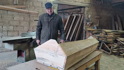 Жінкам — червоні, чоловікам — сині: як у Луцьку виготовляють труни