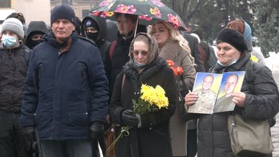 У Луцьку вшанували полеглих добровольців У Луцьку вшанували полеглих добровольців