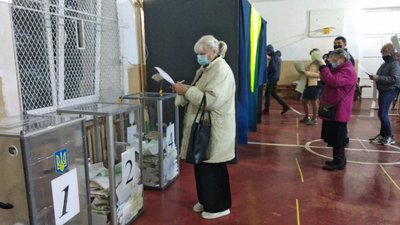 На дільниці в Ужгородській школі №5 на 17:00 проголосувала третина виборців