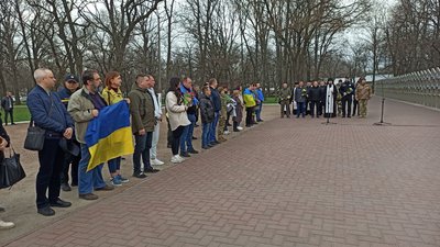 Над Кропивницьким підняли новий прапор України. Попередній пошкодився через вітер та дощ Над Кропивницьким підняли новий прапор України. Попередній пошкодився через вітер та дощ