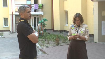 Леся Іващенко розповідає, що кілька разів робила персоналу табору "Чайка" зауаження щодо пісенного репертуару. Фото: Суспільне. Леся Іващенко розповідає, що кілька разів робила персоналу табору "Чайка" зауаження щодо пісенного репертуару. Фото: Суспільне.