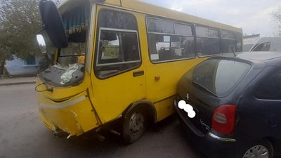 Потрійна ДТП з маршруткою у Рівному: є загиблий, травмовано семеро Потрійна ДТП з маршруткою у Рівному: є загиблий, травмовано семеро