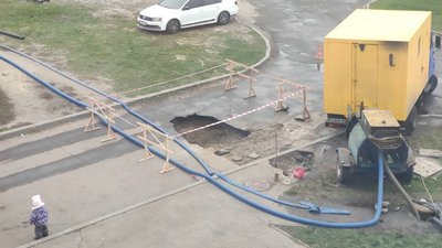 У Полтаві біля багатоповерхівки утворилися провалля через аварійний колектор