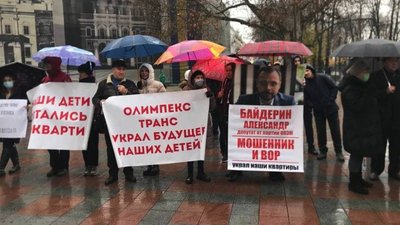 Під Одеською міською радою сталася штурханина Під Одеською міською радою сталася штурханина