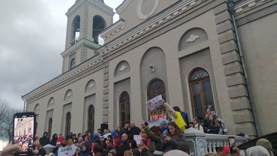 Люди стояли з плакатами з й скандували патріотичні гасла. Люди стояли з плакатами з й скандували патріотичні гасла.