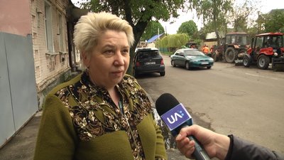 У Житомирі жителі вулиці Дмитрівської скаржаться на комунальників, котрі пошкодили їхній газон У Житомирі жителі вулиці Дмитрівської скаржаться на комунальників, котрі пошкодили їхній газон