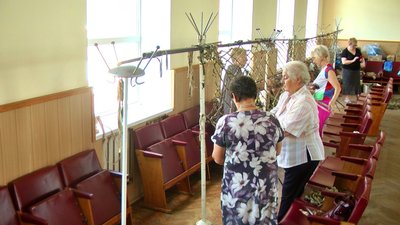 “Чим можемо, тим допомагаємо”: як на Вінниччині плетуть експериментальні маскувальні сітки від російських безпілотників “Чим можемо, тим допомагаємо”: як на Вінниччині плетуть експериментальні маскувальні сітки від російських безпілотників