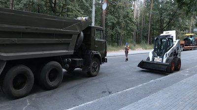 На вулиці Героїв Чорнобиля у Чернігові вкладають верхній шар асфальту