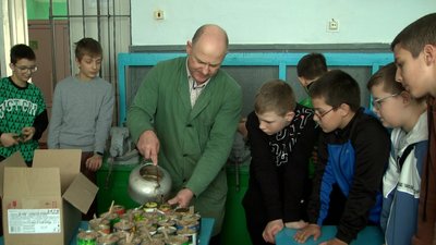Учні Шаргородського ліцею виготовляють окопні свічки для захисників
