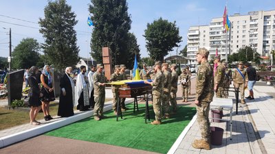 У Житомирі родинам загиблих військових передали державні нагороди У Житомирі родинам загиблих військових передали державні нагороди