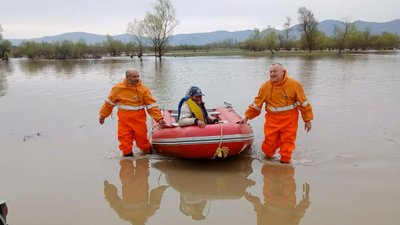 На Закарпатті рятувальники допомогли вівчарю, який застряг посеред Тиси