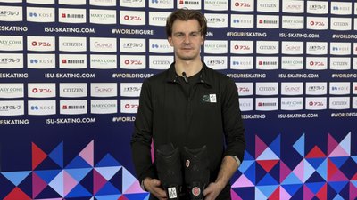 Артем Даренський демонструє ковзани, в яких змагатиметься на чемпіонаті світу-2026