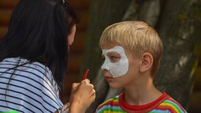 Плетуть вінки та танцюють: у Черкасах почали святкувати Івана Купала Плетуть вінки та танцюють: у Черкасах почали святкувати Івана Купала
