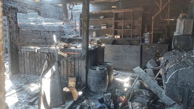 На Львівщині згоріла дерев'яна хата початку XIX століття з музейними експонатами На Львівщині згоріла дерев'яна хата початку XIX століття з музейними експонатами