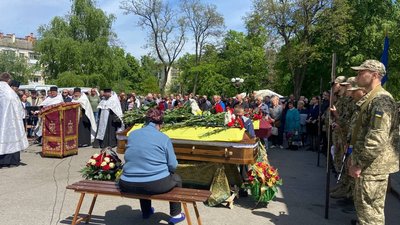 "Сумно, що такі молоді хлопці йдуть": у Полтаві попрощалися із бійцями, які загинули на війні