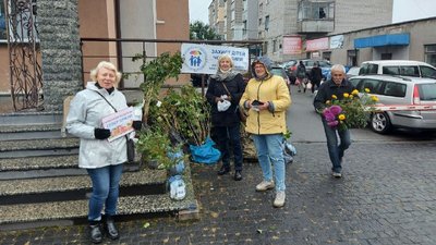 "Квіти для лицарів" – у Малині на Житомирщині на благодійному квітковому ярмарку збирали гроші для ЗСУ "Квіти для лицарів" – у Малині на Житомирщині на благодійному квітковому ярмарку збирали гроші для ЗСУ