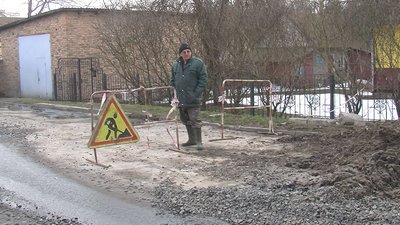 Лучанин місяць не може виїхати з гаража через ремонт теплотраси Лучанин місяць не може виїхати з гаража через ремонт теплотраси