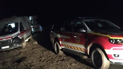 У Карпатах киянка впала та травмувала хребет. Допомогли рятувальники У Карпатах киянка впала та травмувала хребет. Допомогли рятувальники