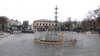 На площі Європейській у Рівному почали монтаж ялинки. Вона частково замінить міську На площі Європейській у Рівному почали монтаж ялинки. Вона частково замінить міську