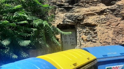 Смітник замість музею: майданчик для відходів встановили біля входів до Одеських катакомб Смітник замість музею: майданчик для відходів встановили біля входів до Одеських катакомб