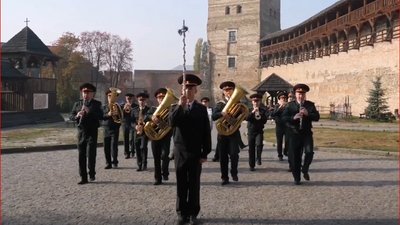 Музичне дефіле до Дня Конституції: військовий оркестр зіграв у Луцькому замку