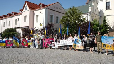 Учасники акції пам’яті 19-річного прикордонника Едема Алієва на площі Тараса Шевченка