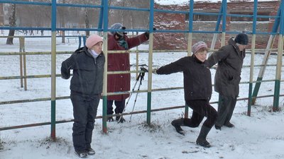 "Рух – це норма життя": полтавські пенсіонери щодня виходять на зарядку